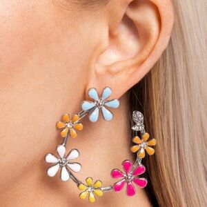 *NEW*  Paparazzi Multicolor Floral Hoop Earrings

“Wreathed Welcome”